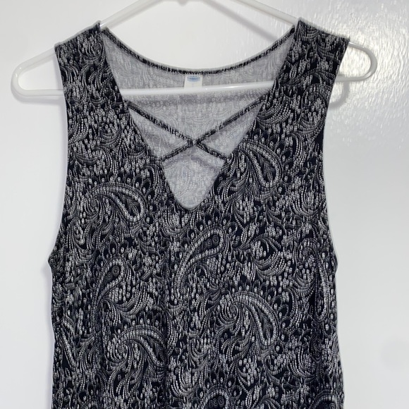 Size‎ M long flowy tank top with a fun design from Old Navy - Picture 3 of 4